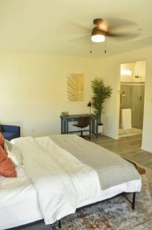 4 bedrooms, desk, iron/ironing board, travel cot - The Descanso House-NEW BUILD! (Desert Hot Springs)