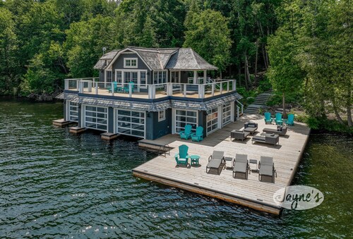 Exquisite 8 bed, 7 bath cottage on Lake Joseph boasting infinity pool + hot tub!