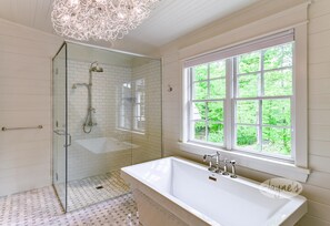 Hair dryer, towels - Exquisite 8 bed, 7 bath cottage on Lake Joseph boasting infinity pool + hot tub! (Port Carling)