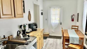 Réfrigérateur, four à micro-ondes, cafetière-théière