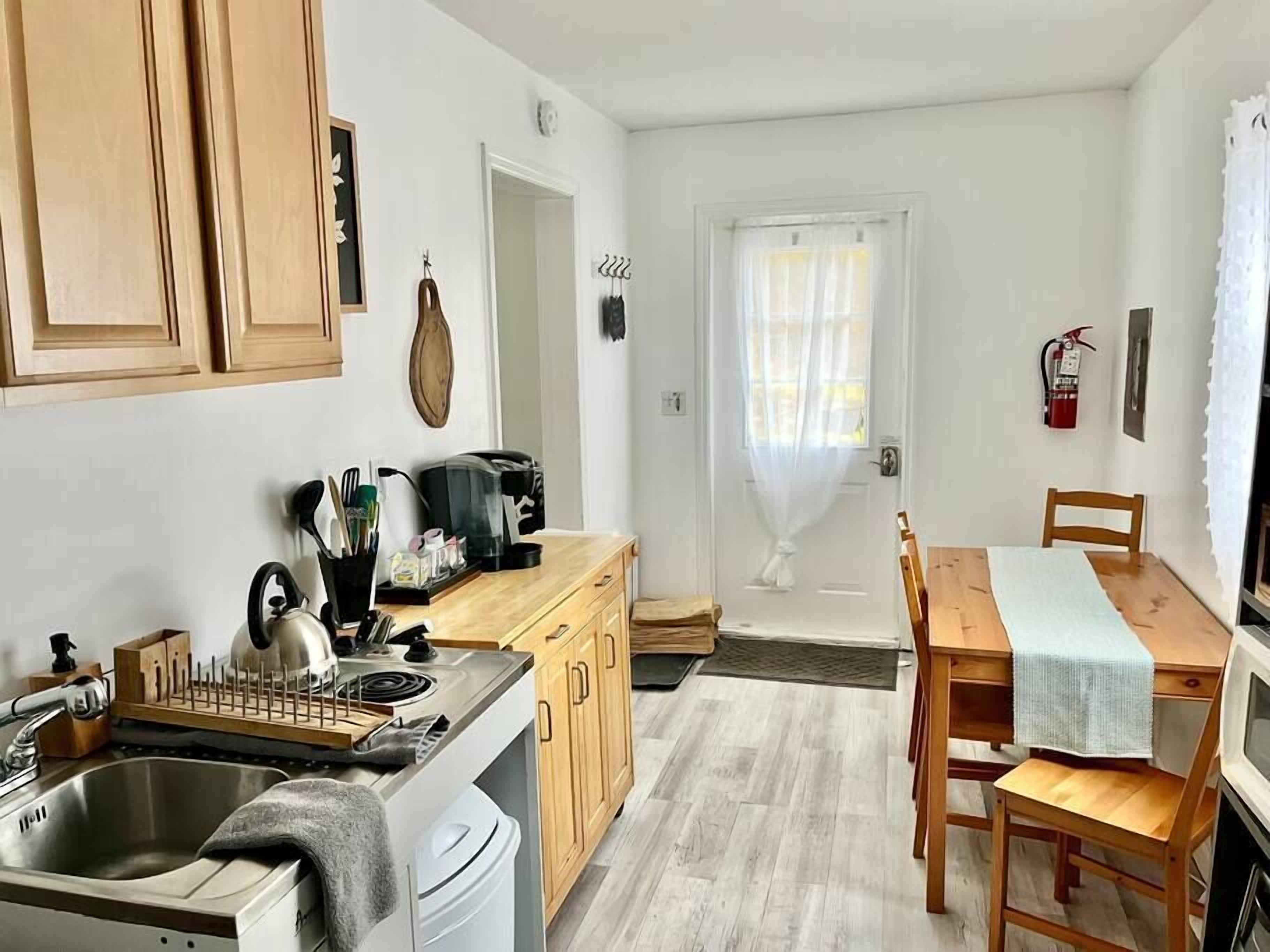 Refrigerador, microondas, cafetera y tetera y utensilios de cocina 