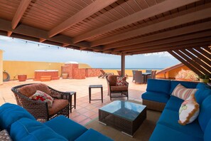 Fernseher, DVD-Player, Tischtennisplatte, Bücher