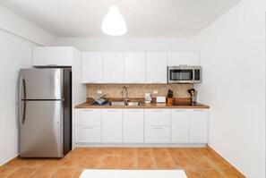 Refrigerador, microondas, parrilla de estufa y cafetera y tetera 