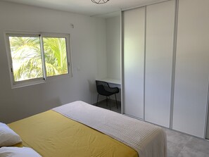 3 bedrooms, in-room safe, desk, iron/ironing board