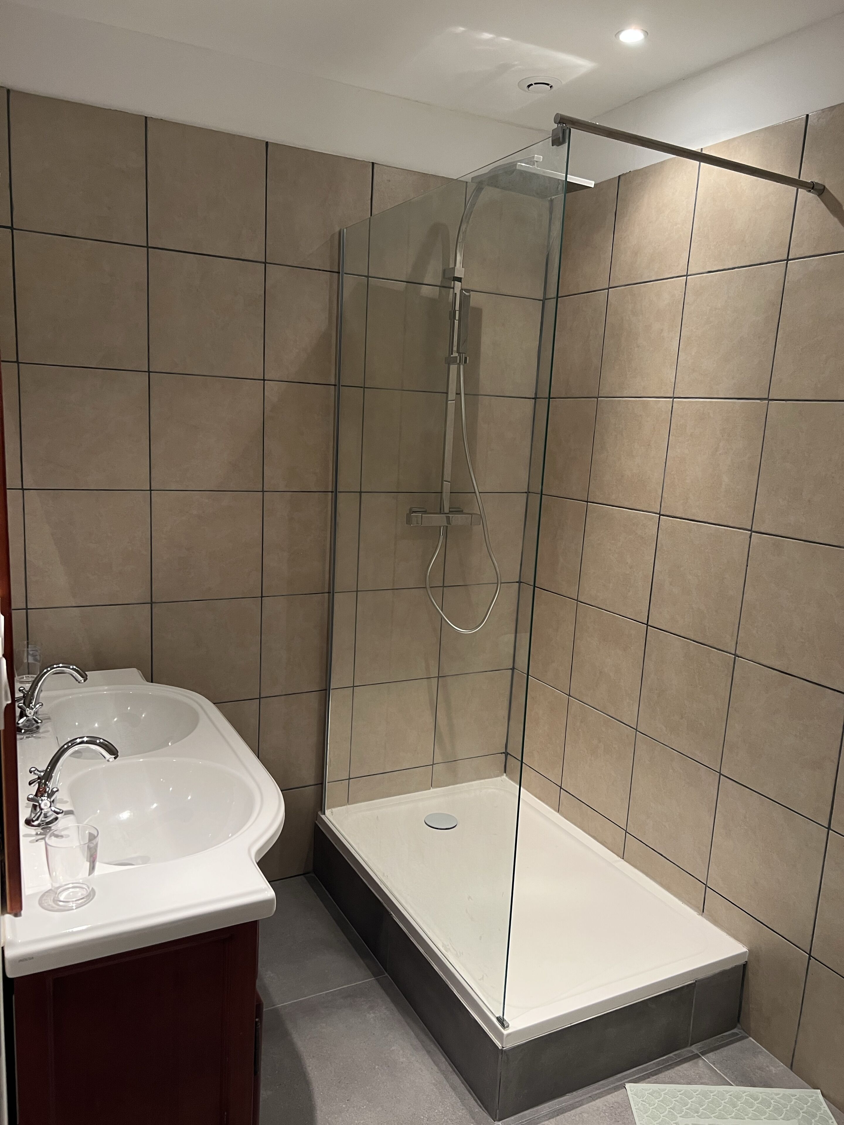 Suihku, hiustenkuivaaja, pyyhkeet, vessapaperi