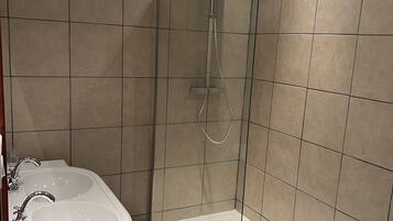 Suihku, hiustenkuivaaja, pyyhkeet, vessapaperi