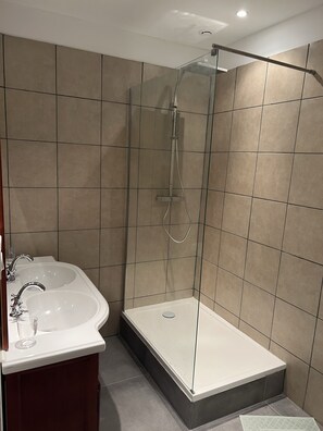 Douche, séchoir à cheveux, serviettes fournies, papier de toilette