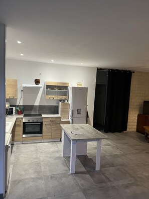 Kühlschrank, Mikrowelle, Ofen, Herdplatte