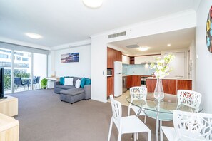 TV - Chevron Renaissance – 2 Bedroom 2 Bathroom Unit (Surfers Paradise)