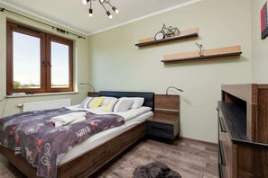 1 bedroom, iron/ironing board, WiFi, bed sheets - Apartment with View of the Vistula River | Balcony and Quiet Neighborhood (Kraków)