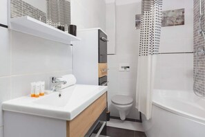 Bathtub, hair dryer, towels, shampoo - Apartment with View of the Vistula River | Balcony and Quiet Neighborhood (Kraków)