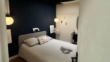 2 slaapkamers, een bureau, een strijkplank/strijkijzer, gratis wifi