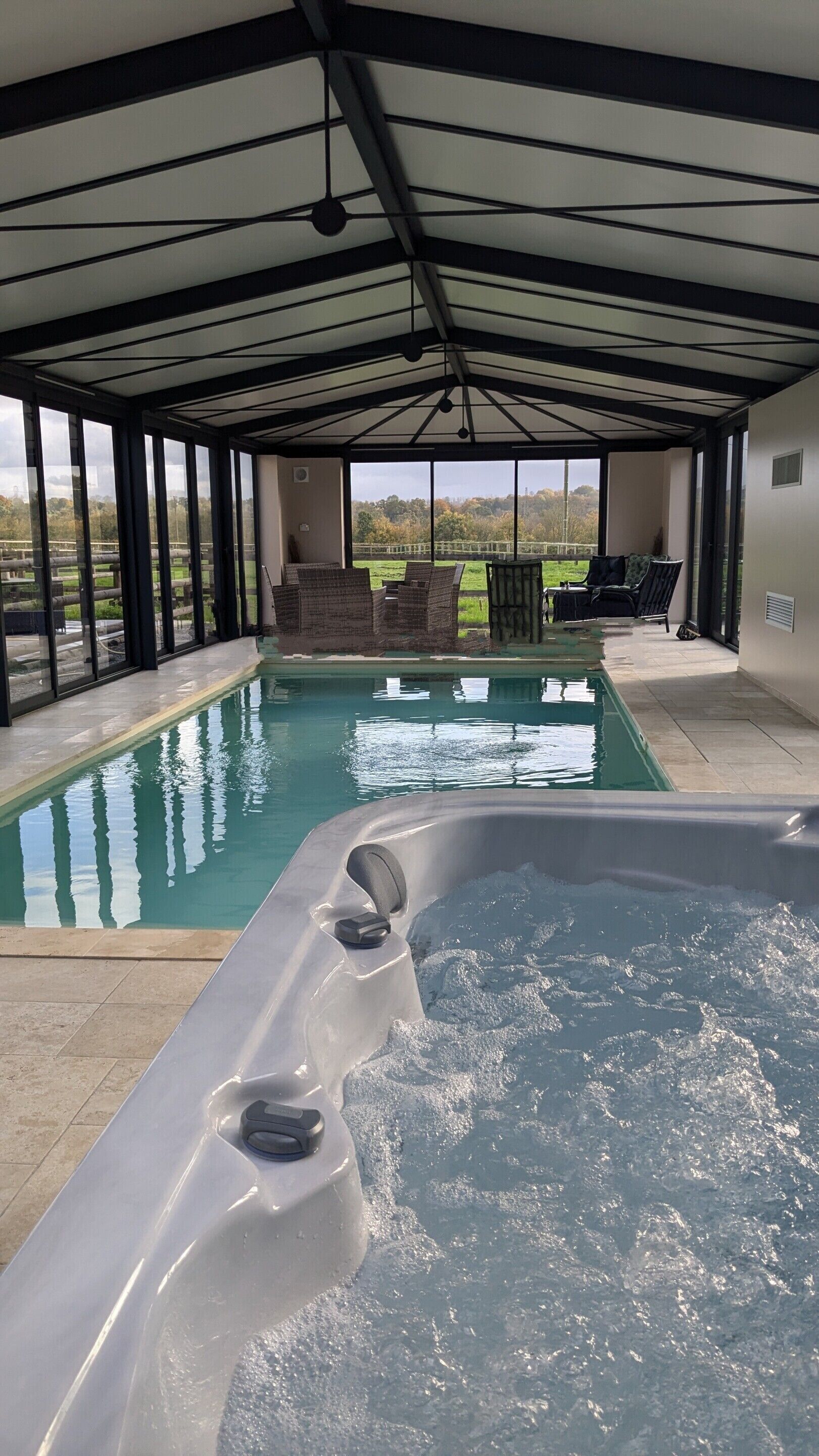 Innenpool, beheizter Pool, Liegestühle