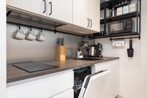 Refrigerador, microondas, parrilla de estufa y lavavajillas 