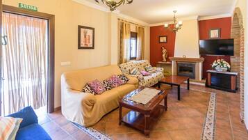 Een televisie en een open haard