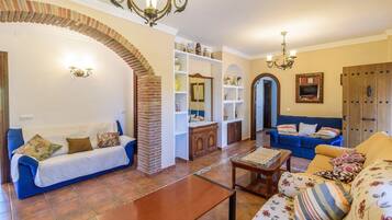 Een televisie en een open haard