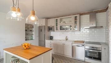 Frigorífico, microondas, horno y placa de cocina