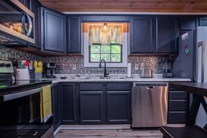 冰箱、微波炉、烤箱、炉灶