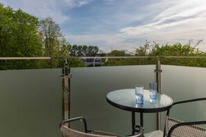 Outdoor dining - Wojska Polskiego 22 Kołobrzeg | Spacious Apartment | By the Parsęta River (Kolobrzeg)
