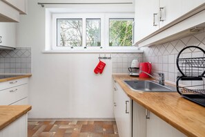 Een koelkast, een magnetron, een kookplaat