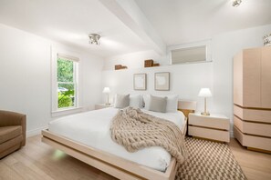 Bedroom 1 - King with Ensuite Bath - Luxury Napa Estate With Pool/Hot-tub/Concierge (Calistoga)