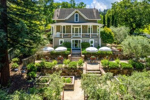 The large front yard of the patio is great for al-fresco dining - Luxury Napa Estate With Pool/Hot-tub/Concierge (Calistoga)