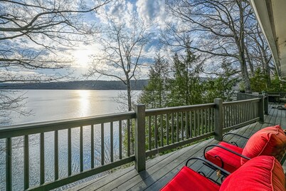 Dog-friendly house on the lake, central AC, & EV charger