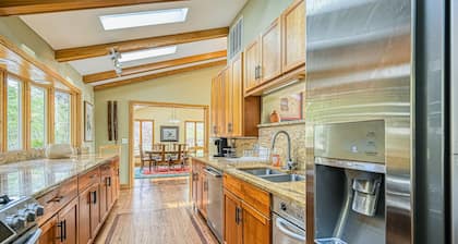 Dog-friendly house on the lake, central AC, & EV charger