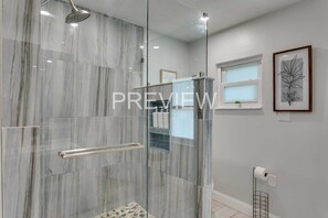 Combined shower/tub, hair dryer, towels, soap - Spacious Ranch Home w/ Large Yard and Wi-Fi (Tampa)