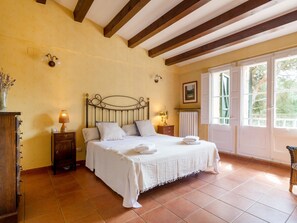 7 bedrooms, iron/ironing board, internet, bed sheets - Masía Oasis de Paz Pool, Tennis 40 km from BCN (Canyamars)