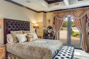 7 quartos, ferros/tábuas de passar roupa, berço de viagem