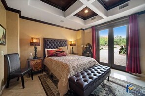 7 chambres, bureau, fer et planche à repasser, lit de bébé portatif