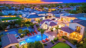 Una zona residenziale con diverse case, una piscina e un campo da golf.
