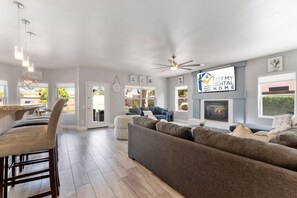 Smart-TV, Kamin, Videospiele, Tischfußball