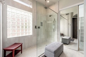 Shower, hair dryer, shampoo - Golf Course+Heated Pool+Spa+Pool Table (Phoenix)