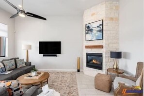 Smart TV, fireplace