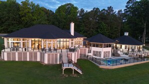 Ein großes Haus mit mehreren Terrassen und einem Swimmingpool.