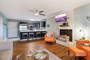 Smart TV - Summer Serenity Waterfront Condo!- Indoor Pool! (ake ozark mo)