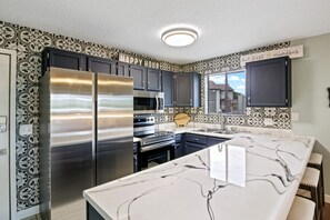 Fridge, microwave, oven, stovetop - Summer Serenity Waterfront Condo!- Indoor Pool! (ake ozark mo)