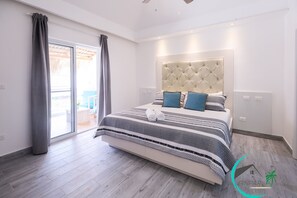 Deluxe-huone, näköala puutarhaan | Untuvapeitot, pillowtop-patjalliset sängyt, yksilöllisesti sisustettu