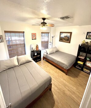 A room with two beds, a ceiling fan, and a bookshelf. - Unwind and Relax at Hidden Trails Retreat (Payson)