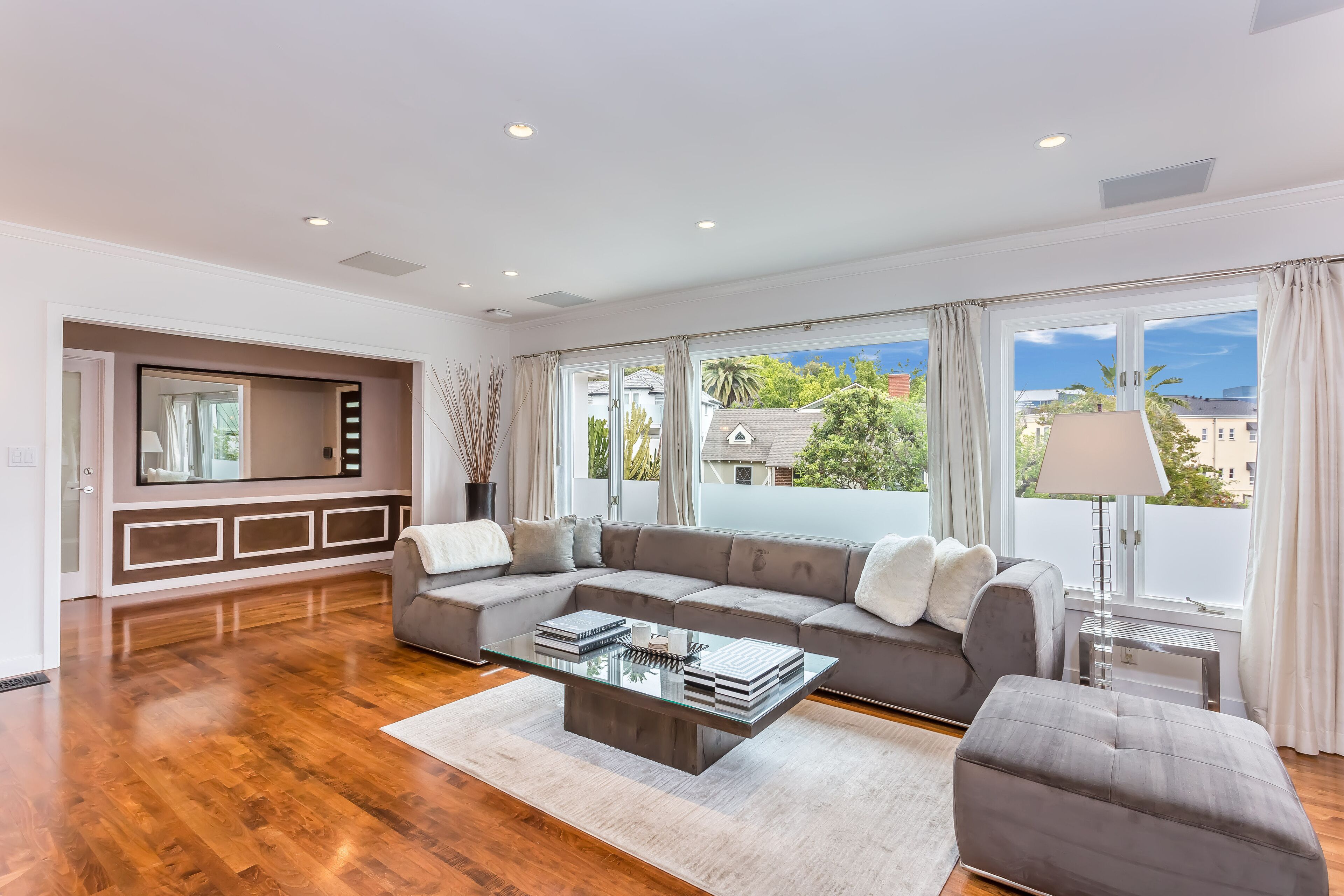 Smart TV, chimenea, reproductor de DVD y biblioteca musical 