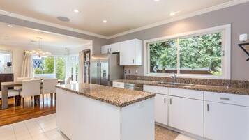 Kylskåp, mikrovågsugn, ugn och spishäll