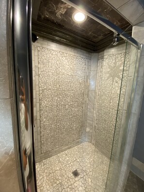 Shower, jetted bath, hair dryer, towels - Cozy cottage in the country w/ hot tub! 20 minutes away from downtown Austin (Elgin)