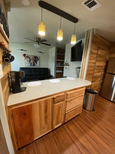 Cozy cottage in the country w/ hot tub! 20 minutes away from downtown Austin