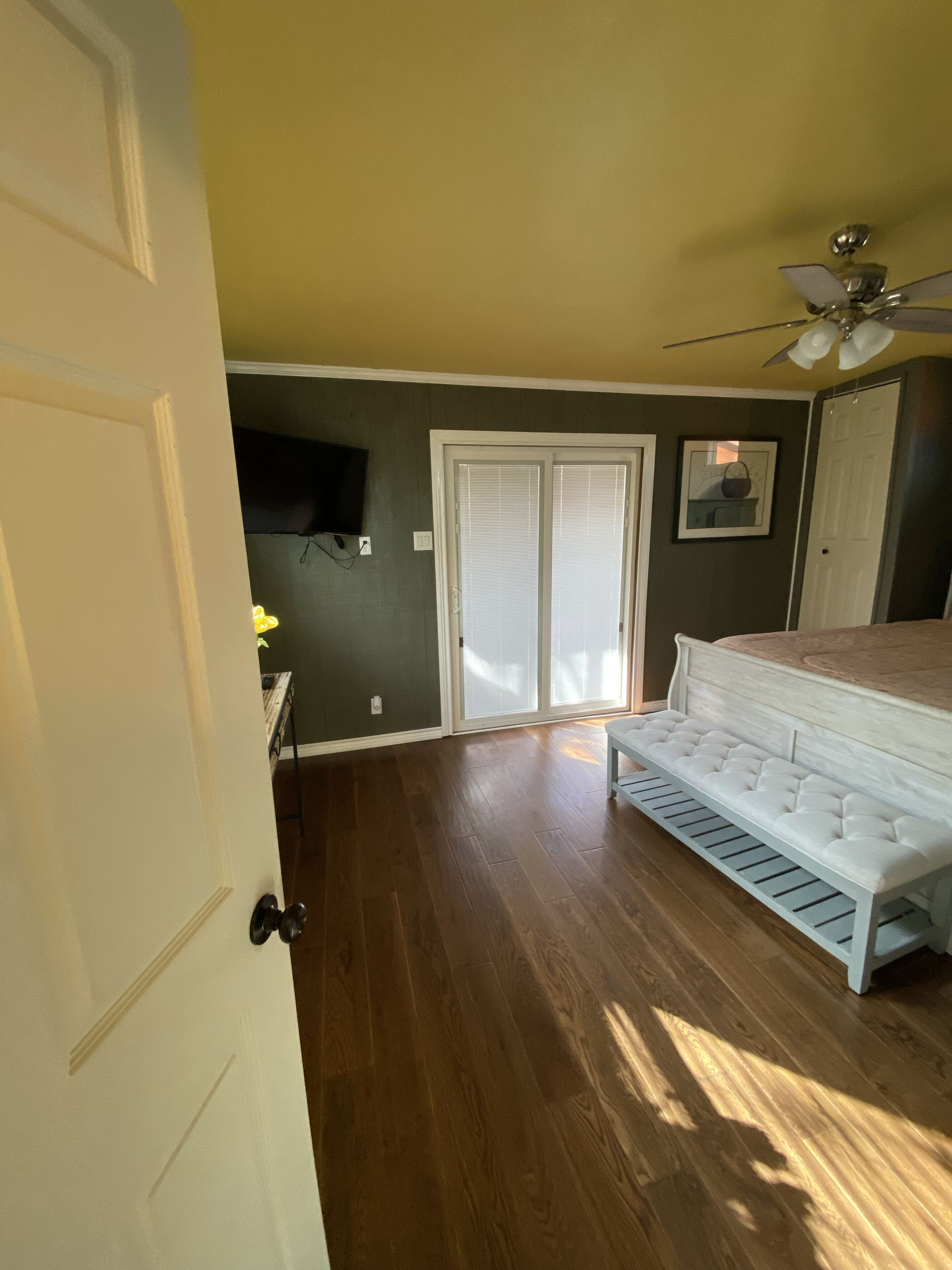 2 bedrooms, in-room safe, desk, iron/ironing board