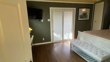 2 Schlafzimmer, Zimmersafe, Schreibtisch, Bügeleisen/Bügelbrett