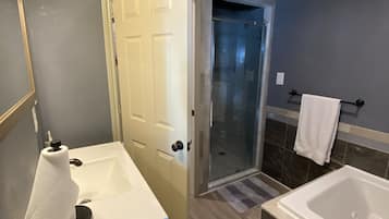 Suihku, poreamme, hiustenkuivaaja, pyyhkeet