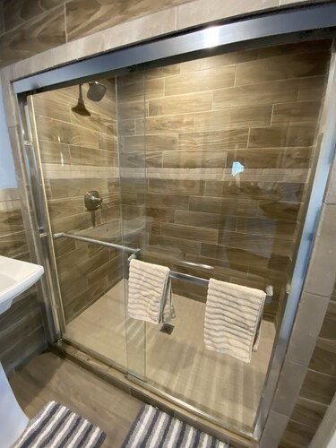 Cozy cottage in the country w/ hot tub! 20 minutes away from downtown Austin