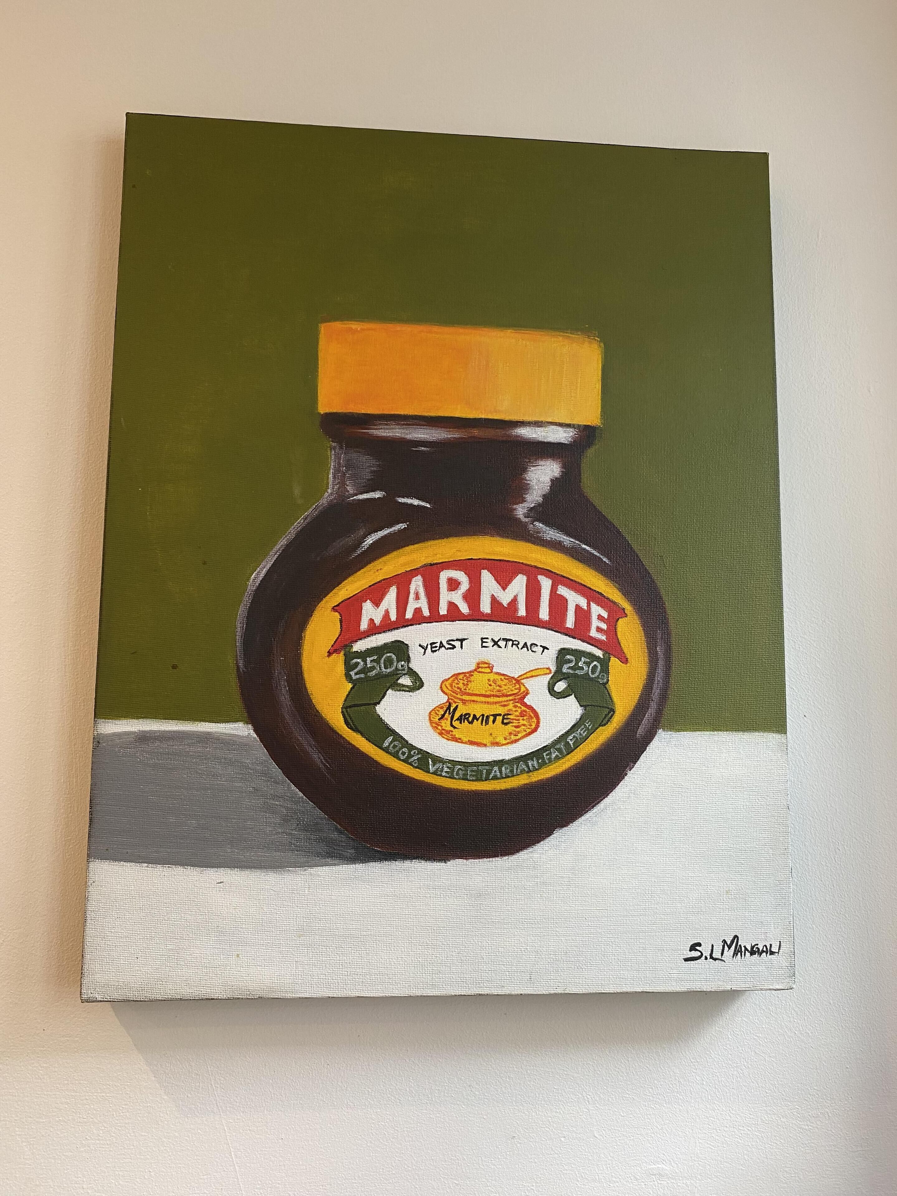 Una pintura de un tarro de Marmite con una etiqueta que indica que es un extracto de levadura y 100% libre de grasa y vegetariano.